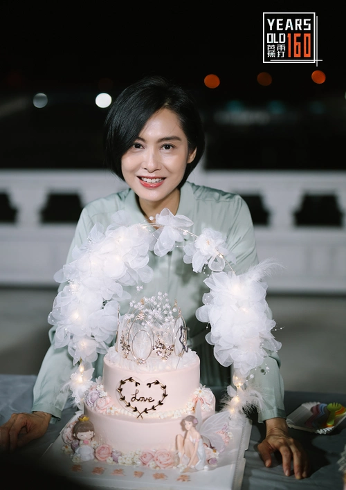 "紫霞仙子"朱茵生日,剧组给她庆生送惊喜,高清照哪像49岁?_手机搜狐网