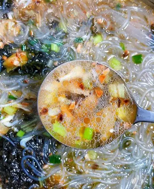 榨菜虾皮粉丝汤!汤底鲜美,榨菜嘎嘣脆!简单营养又美味!