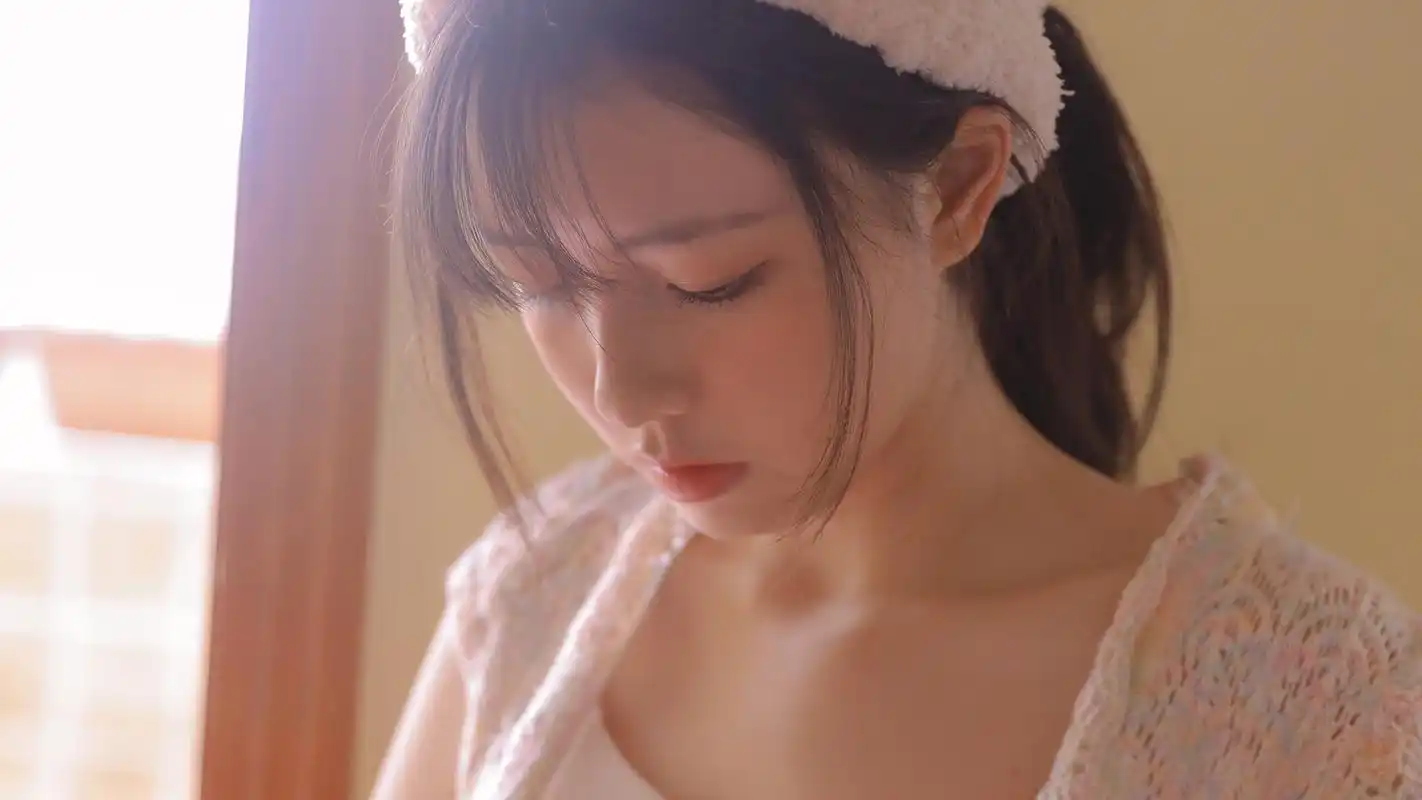 作者:一条小俊英元气壁纸>电脑静态壁纸>电脑美女静态壁纸>恬静可爱