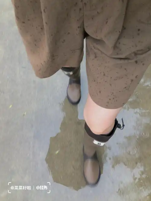 穿雨靴不仅仅是因为下雨