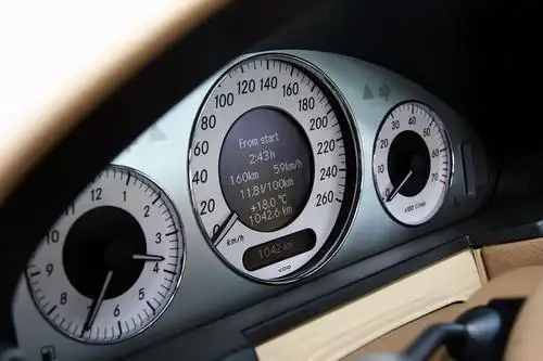 『奔驰新e级轿车的仪表盘』