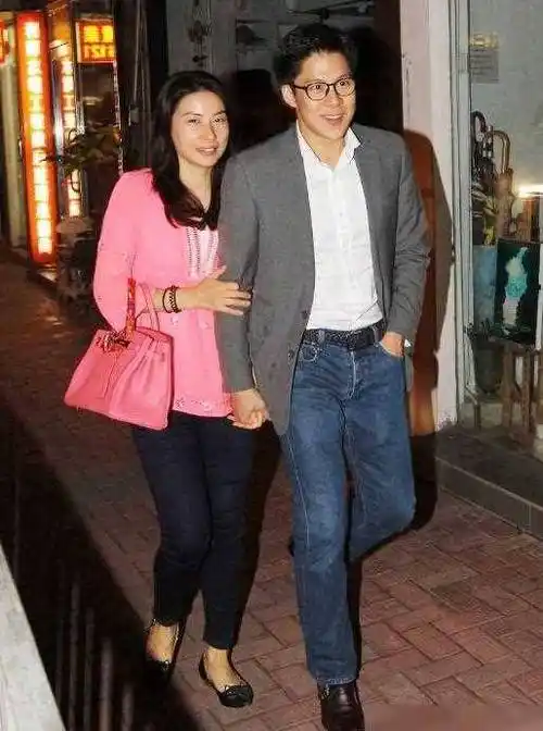 郭晶晶遭到网友质疑,集体请求她手下留情,别和普通人抢饭碗_家庭_生活