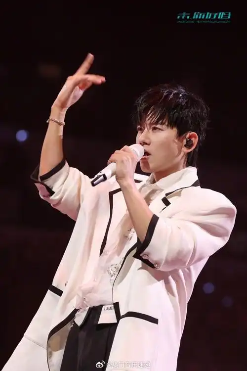 张杰更新微博晒吉他照片,用emoji暗示新歌正在创作中!