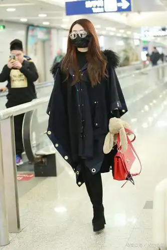 赵丽颖美得真精致,穿"斗篷"大衣配过膝长靴,尽显甜美可爱气质