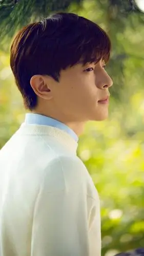 邓伦休闲清新迷人写真