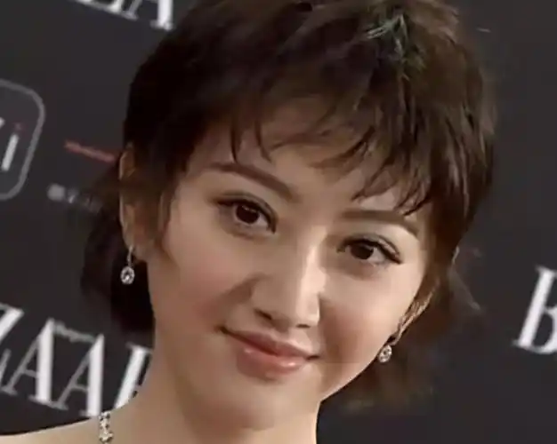 参加《时尚芭莎》晚宴的景甜,虽然化了很精致的妆,但是脸有点僵,不如