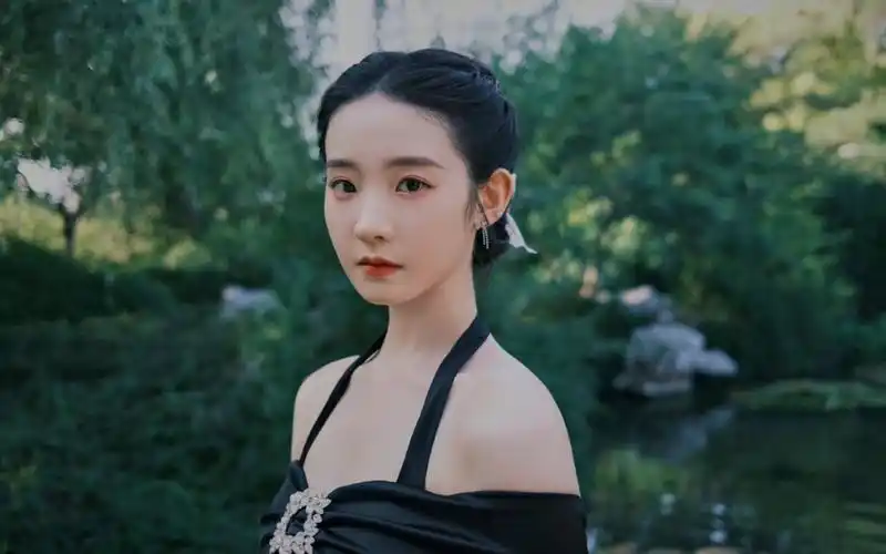 张艺凡唱歌啦,忙起来了真好,每天物料多多,支持凡凡赚大钱