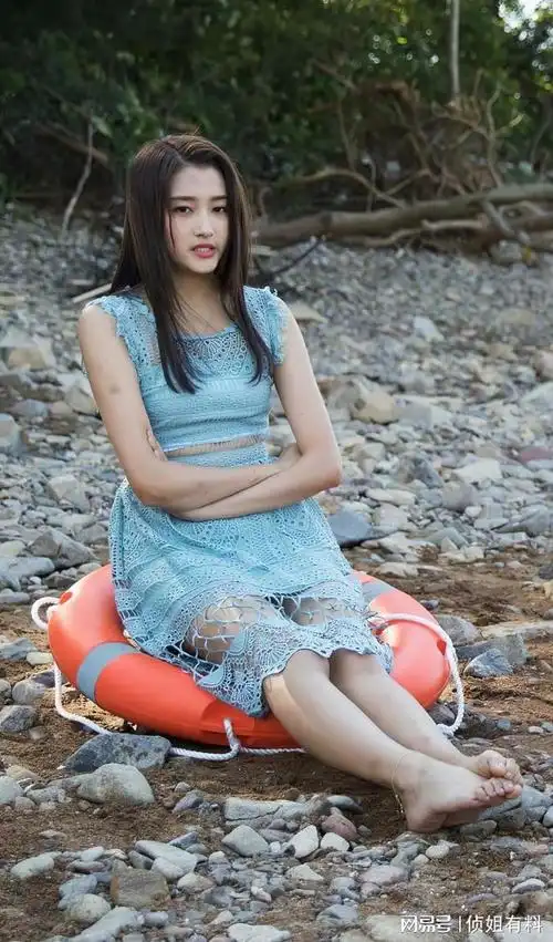 多图关晓彤浅绿裙搭红西装赤脚写真现场直拍原图什么水平