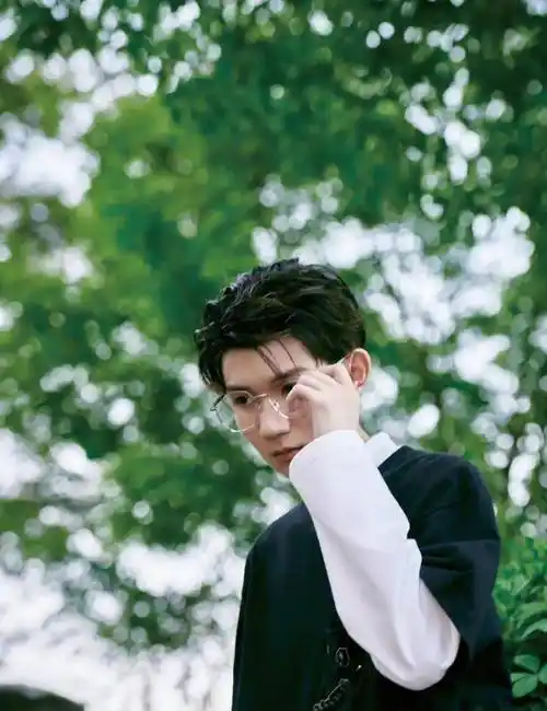 帅痞气息,王源现身出镜现场,下意识翘起二郎腿_评论_感觉_眼镜