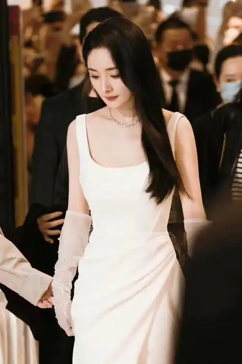 杨幂出席活动,穿一条白色长裙搭配薄纱手套,温婉优雅又迷人!