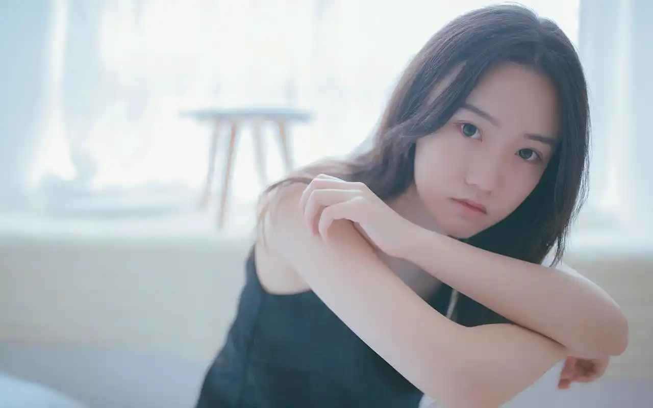 可爱俏皮美女高清桌面壁纸