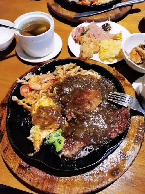 和美女吃牛排咯!