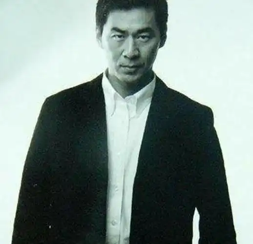 陈建斌现在的长相不少网友肯定会调侃油腻大叔不过陈建斌年轻时候