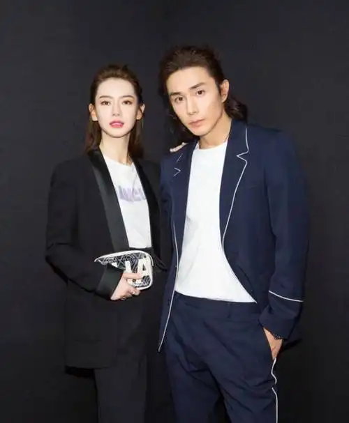 曾是安以轩的前男友,不在乎老婆胸太小,割双眼皮,把她宠成公主