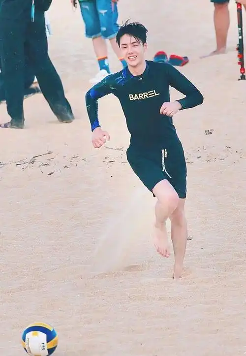 王一博夏日冲浪店在海边沙滩上奔跑打球,笑起来超级好看