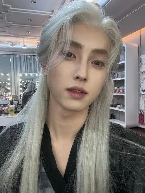 赵辰宇24岁生日,来了位神秘人,赵辰宇看她是谁,她立马就走了