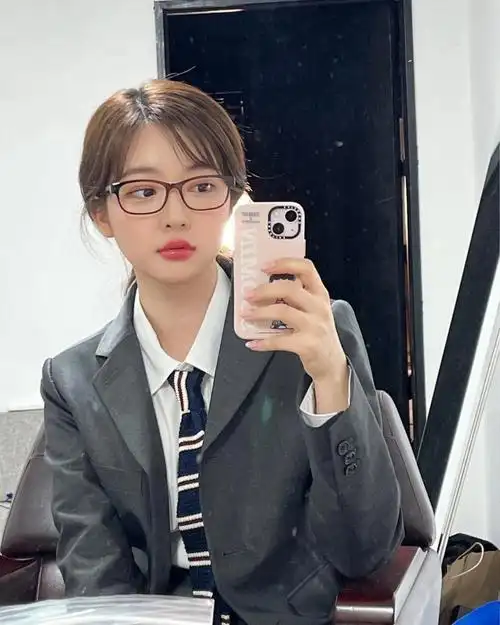 赵秀敏她还是顶楼里面那个可爱的雪雅