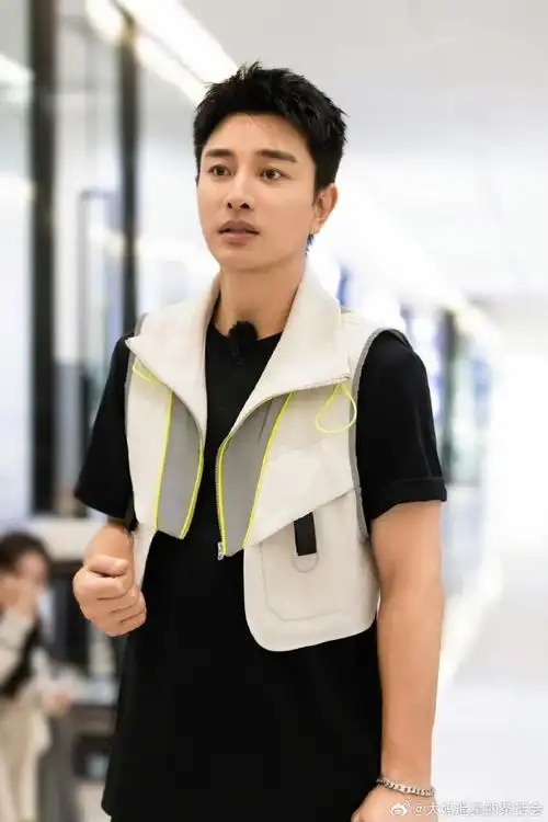 贾乃亮划船掉水里了##贾乃亮的船翻了4次##极限挑战