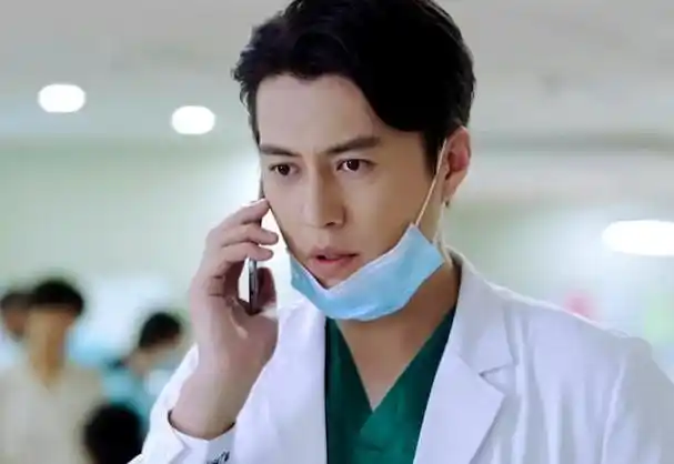 1976年出生在山东济宁的靳东,有着山东代表性的"浓眉大眼"和高挑的