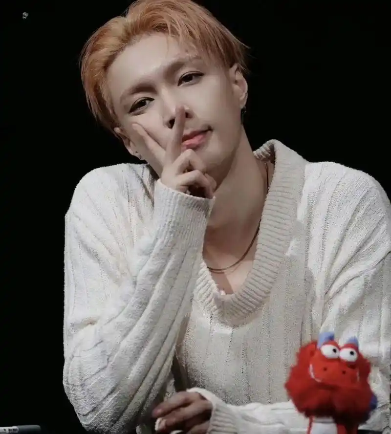 张艺兴在直播的时候和exo成员朴灿烈打了视频通话,很多人都吐槽每次