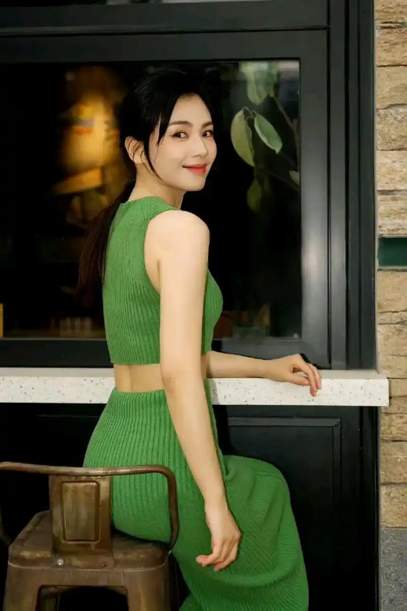 今天是大美女刘涛的45岁生日,她换了3套衣服,连续发了30张照片为