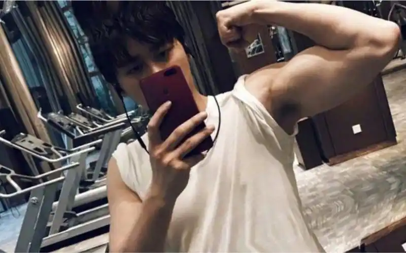 李易峰的腹肌是离家出走了吗?吸晕过去你也回不去了xiao