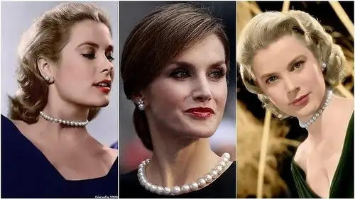 简单的小黑裙并不需要什么多余的修饰,一条珍珠项链优雅无比