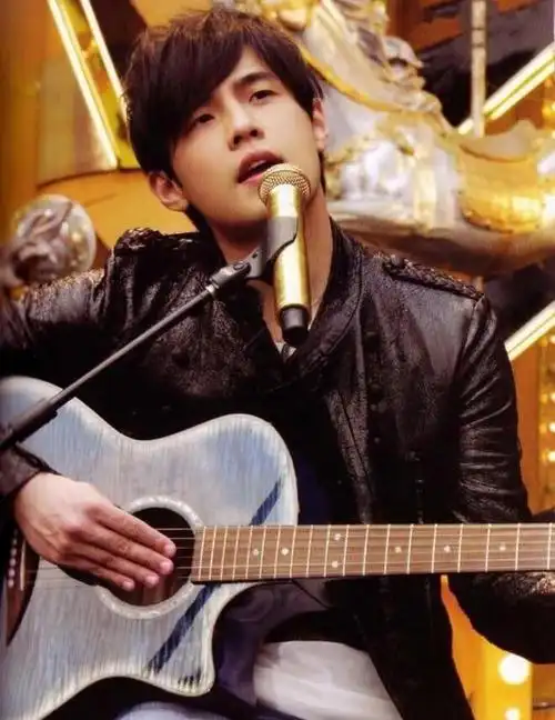 周杰伦演出照2018年10月24日周杰伦晚上开车到台北东区,随行友人从车