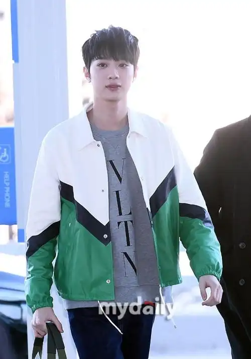 气质优越!wannaone赖冠霖飞中国香港参加活动