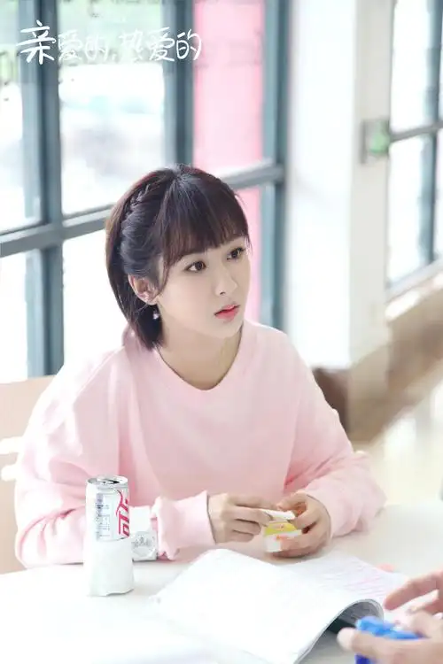 今日剧照时刻,阿志也想和佟年小天使@杨紫 一起在食堂里吃东西