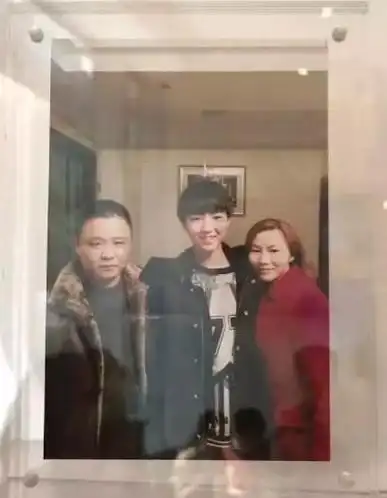 王俊凯和父母合照曝光:笑起来有一点点像父亲,鼻子完全是变异了