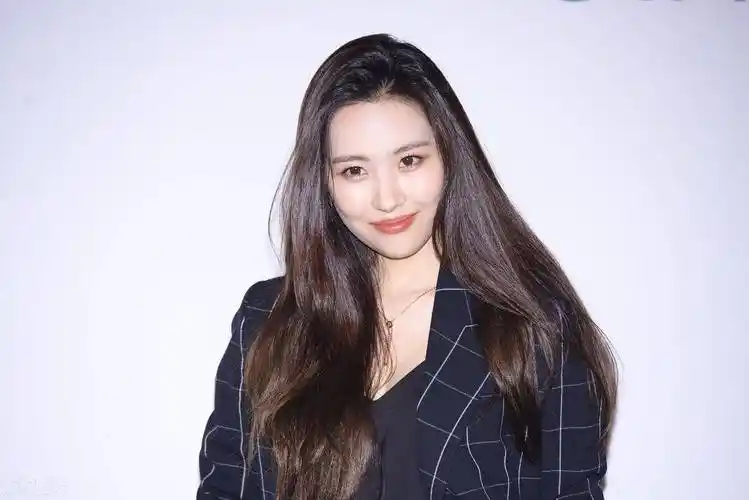 她叫李宣美,虽然离开了jyp,但依然让朴振英恋恋不舍的女歌手_wonder
