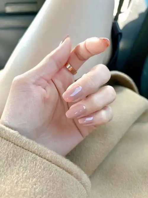 温柔的裸色系指甲真的好气质