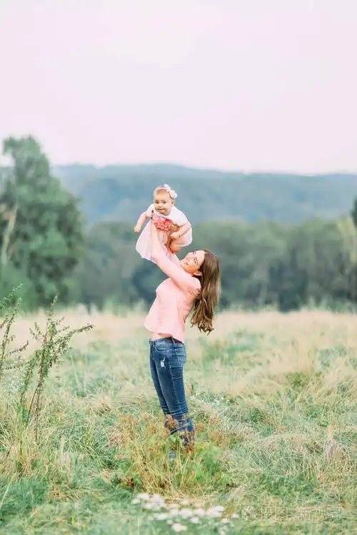 妈妈和小女儿在公园里一起玩. 幸福快乐的家庭.