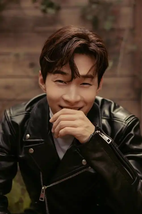 p>刘宪华(henry lau),1989年10月11日出生于加拿大,就读于伯克利音乐