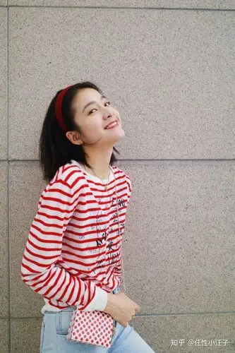 身穿格纹连衣裙搭配俏皮麻花辫张雪迎的初秋大片少女感十足