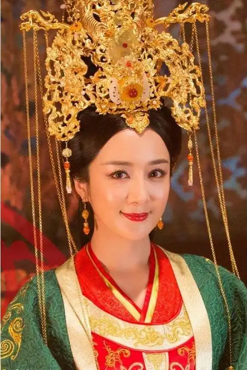 独孤曼陀《独孤天下》——李依晓李依晓那绿红相间的嫁衣很惊艳,一头