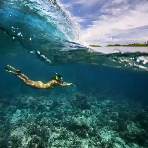 在水下潜水的女孩