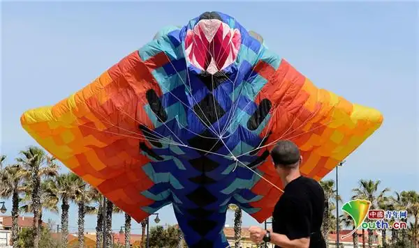 巴伦西亚国际风筝节 各式"奇葩风筝"争相亮相 - 西班牙新闻网 - 海外