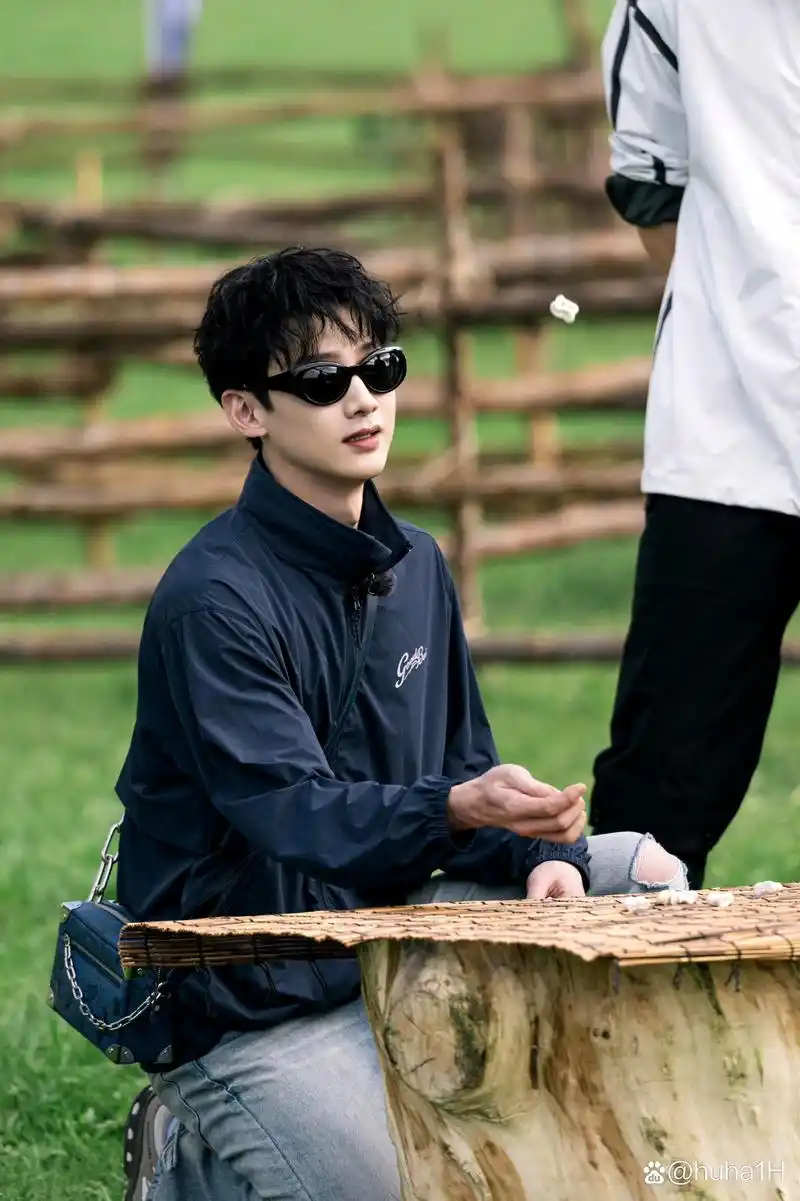 白敬亭《现在就出发》草原穿搭