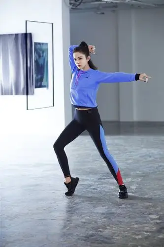 娜扎"舞力全开"呈现puma全新defy系列产品