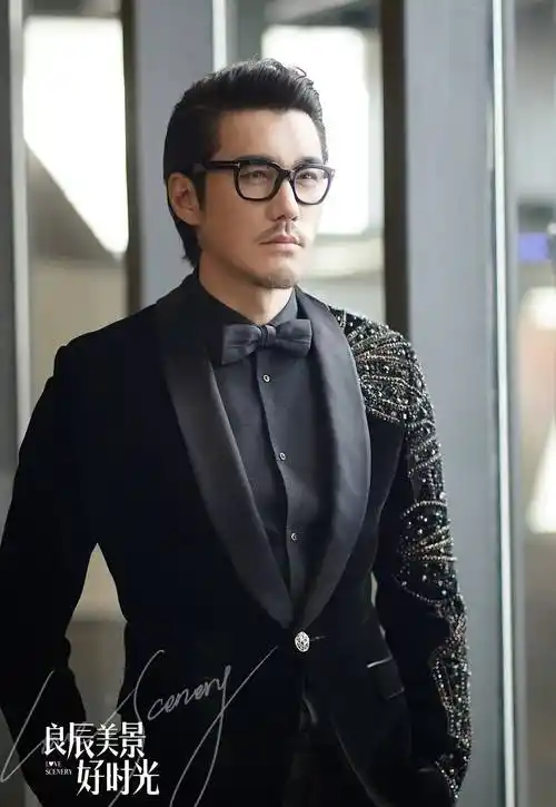 原创50岁胡兵颜值太高九头身比例不输超模身材肌明显西装都遮不住