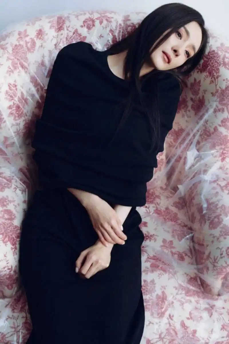 杨幂黑长直发美翻费加罗十月刊,百变造型演绎时尚女王范!