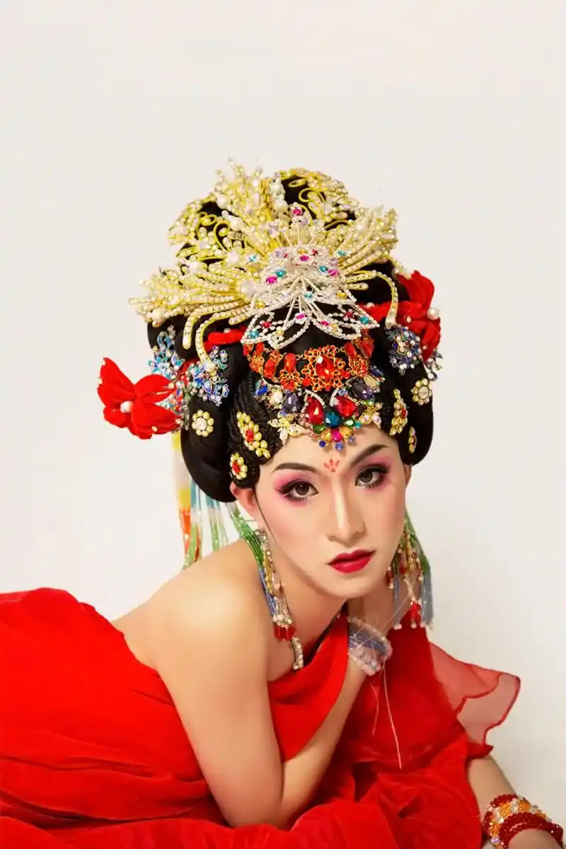 反串演绎 #男扮女装 #感受舞台魅力 - 抖音