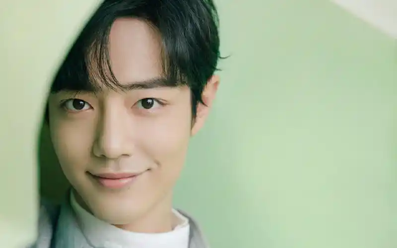 肖战阳光帅气写真桌面壁纸