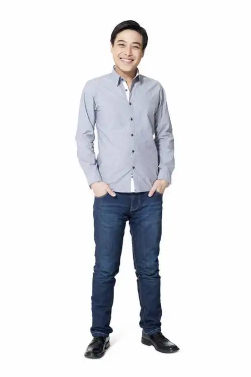 东方人,成年人,一个人,笑,微笑,露齿笑,竖图,留白,白色背景,正面,衬衫