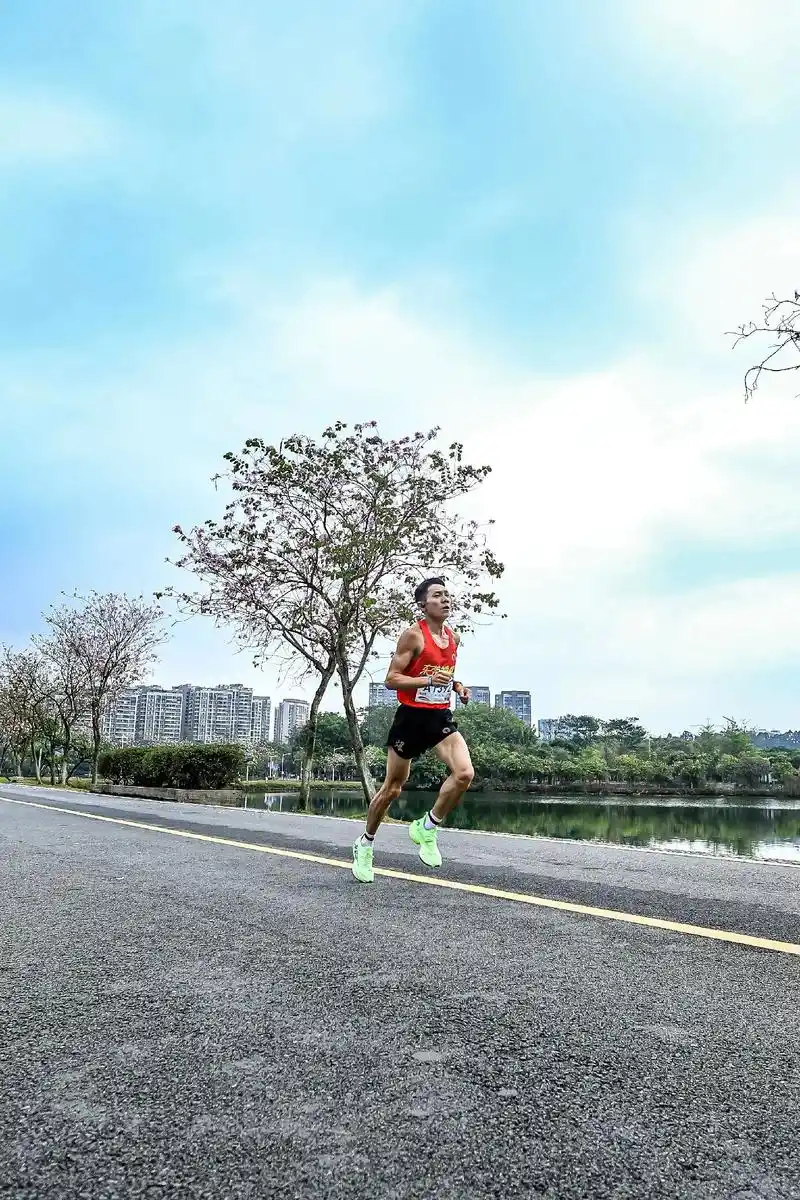 96一个马拉松摄影师的早晨.东莞松山湖马拉松  早晨5点起床 - 抖音