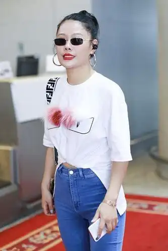 袁娅维真狠这么紧的裤子硬穿进去可明显的三角区让人不忍直视