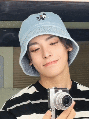 昊撅屁股自拍#被@侯明昊neo的对镜自拍姿势笑不活了,看照片是帅气男大