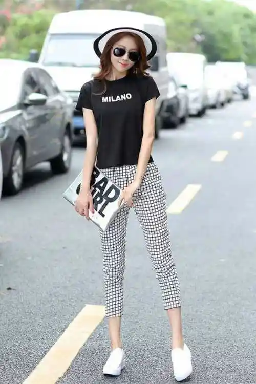 新款韩版修身短款圆领必备t恤搭配时尚韩版格子裤既休闲又不失漂亮哟